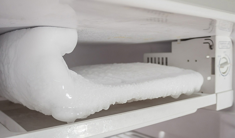 Tuyết trong tủ c&oacute; thể chiếm diện t&iacute;ch tủ v&agrave; g&acirc;y m&ugrave;i h&ocirc;i